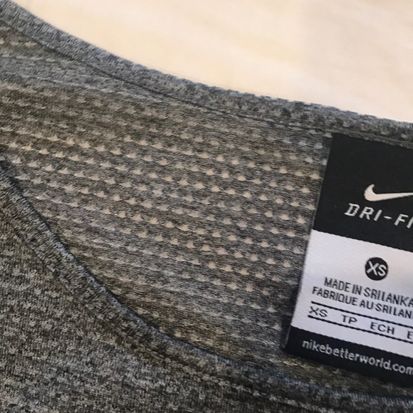 nike workout top - Picture 3 of 3